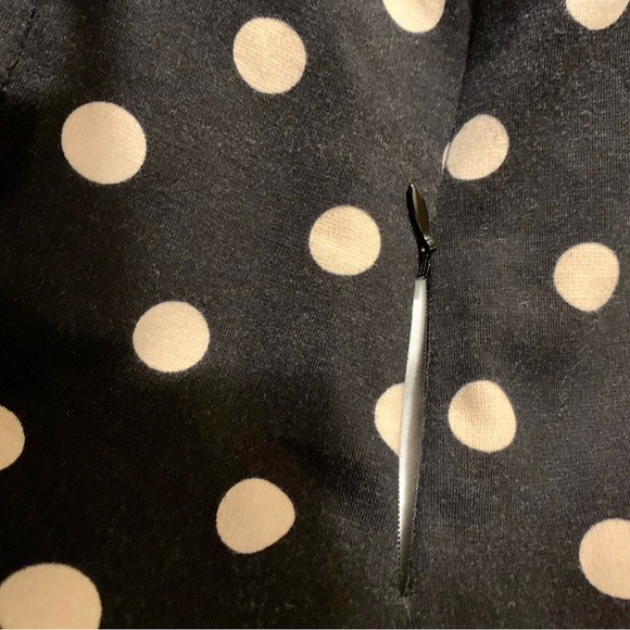 LN ANN TAYLOR V-NECK DRESS. YUMMY FABRIC. BLACK W/TAN POLKA DOTS. FLATTERING❤️ - Picture 5 of 8